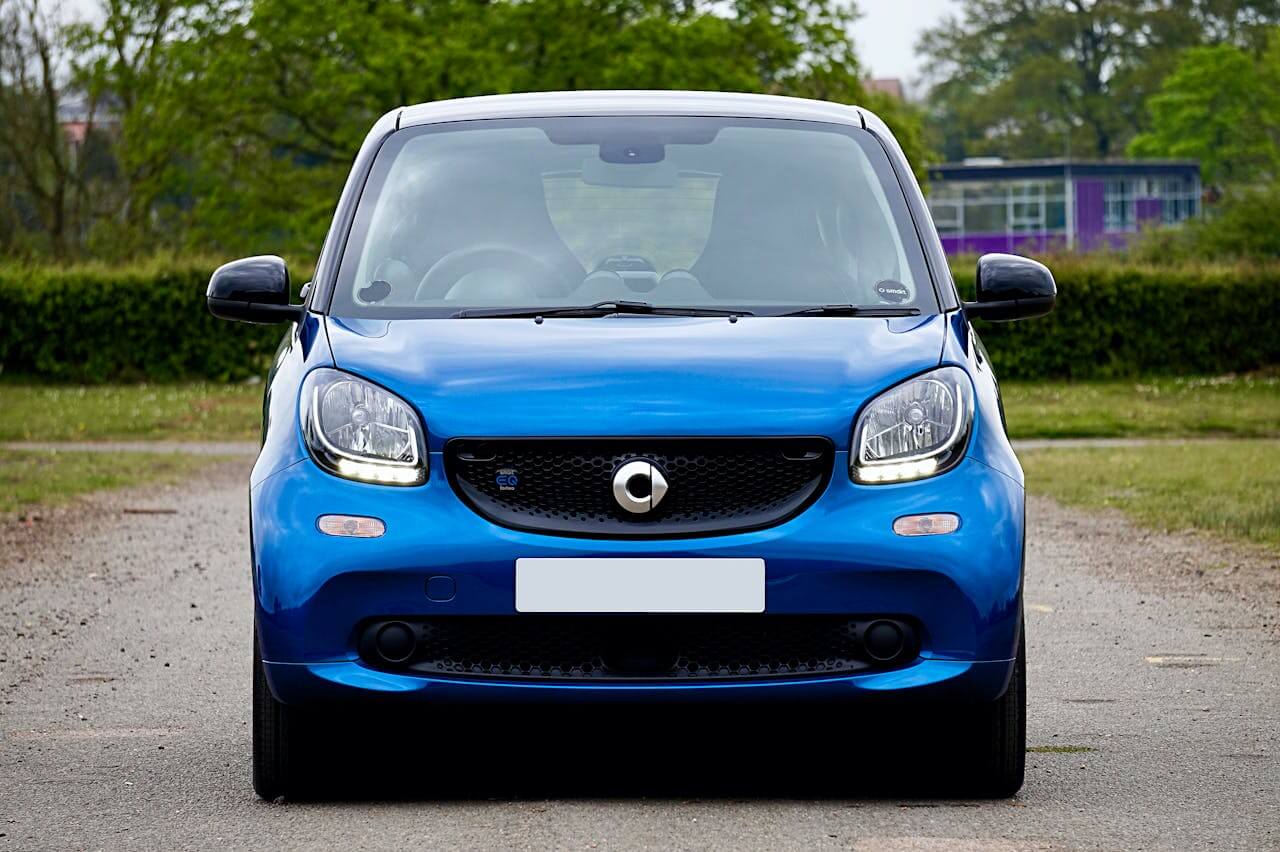 Plavi automobil bez tablica uslikan spreda