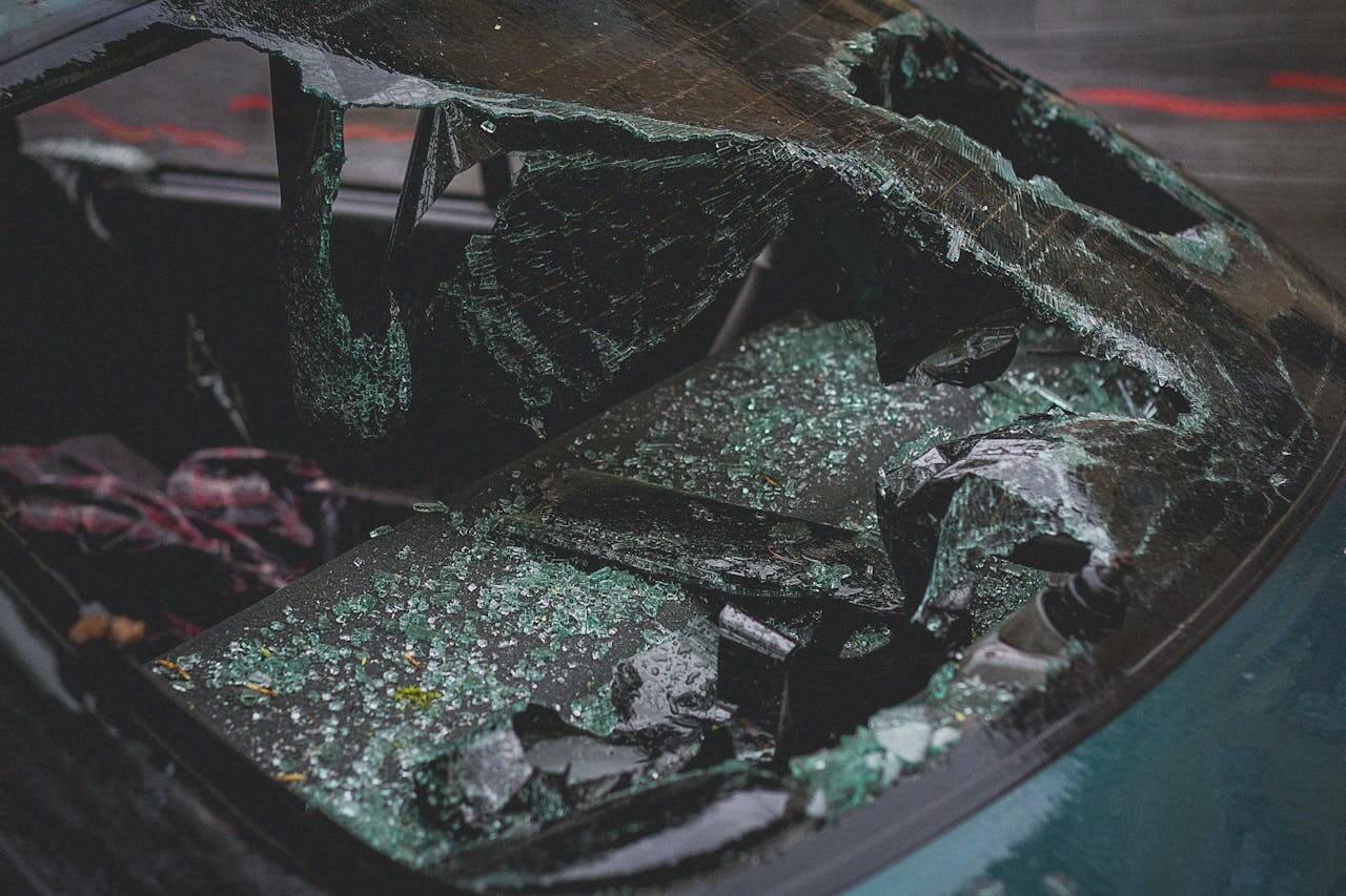 Polomljeno zadnje staklo na automobilu