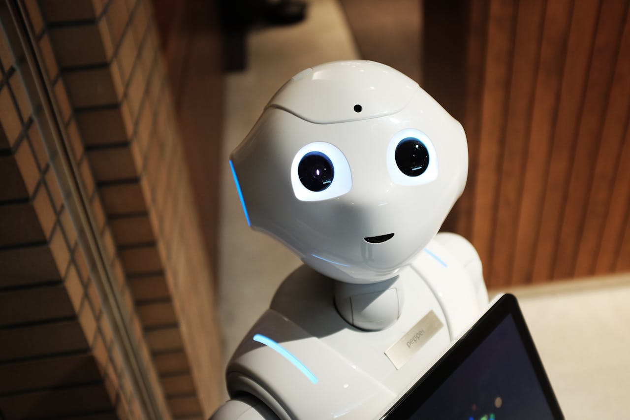 Beli robot gleda u kameru.