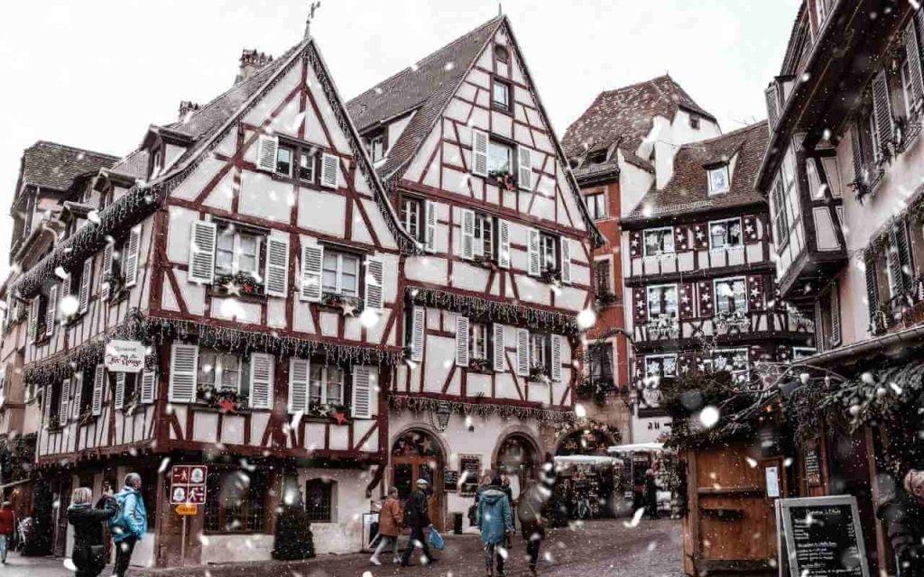 Dekorisane kuće u Kolmaru i sneg