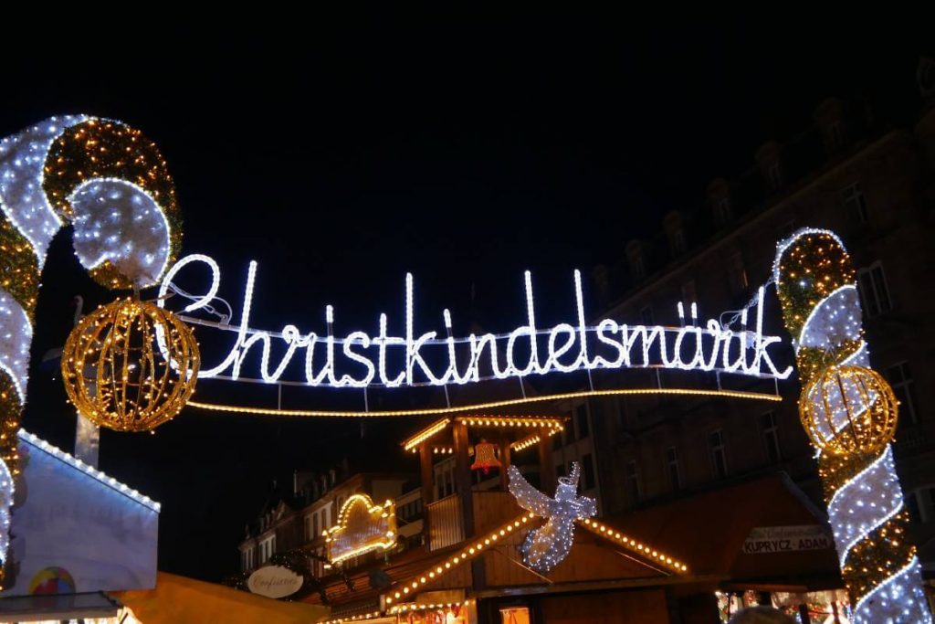 Svetleći znak na ulazu u vašar u Strazburu