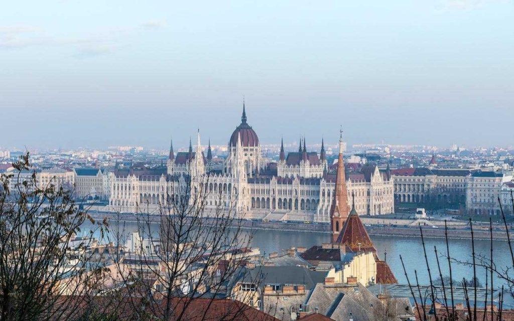 Pogled na Parlament u Budimpešti, danju