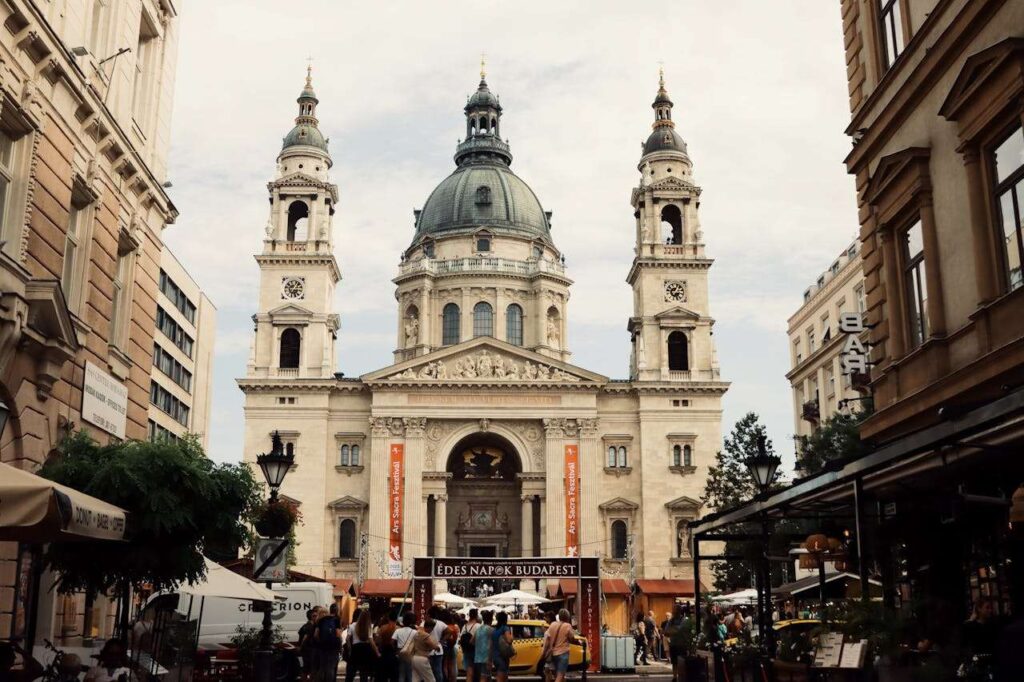 Bazilika Svetog Ištvana u Budimpešti, slikana spreda 