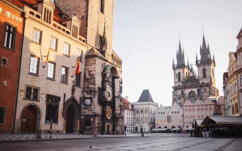 Starogradski trg u Pragu, Astronomski sat i Crkva Bogorodice pred Tinom u pozadini