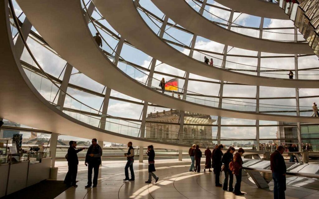 Staklena kupola Rajhstaga u Berlinu puna posetioca