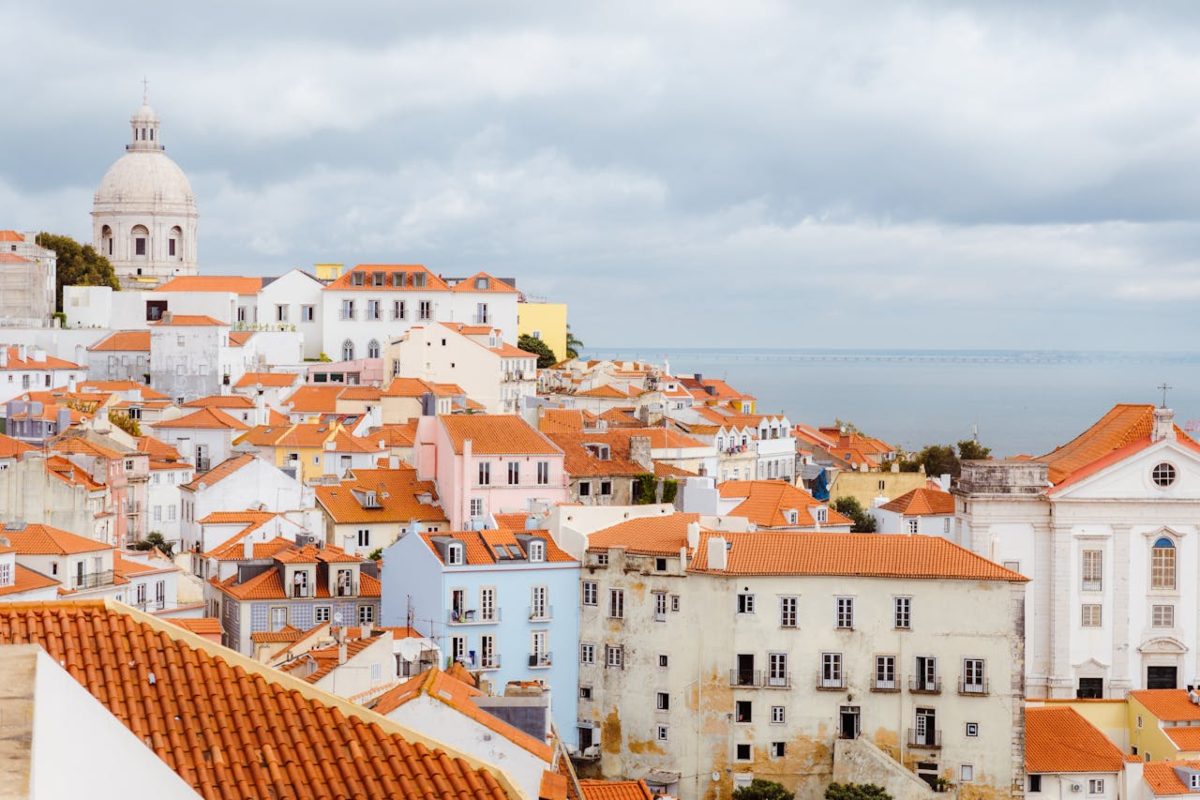 Alfama naselje u Portugalu, krovovi kuća. 