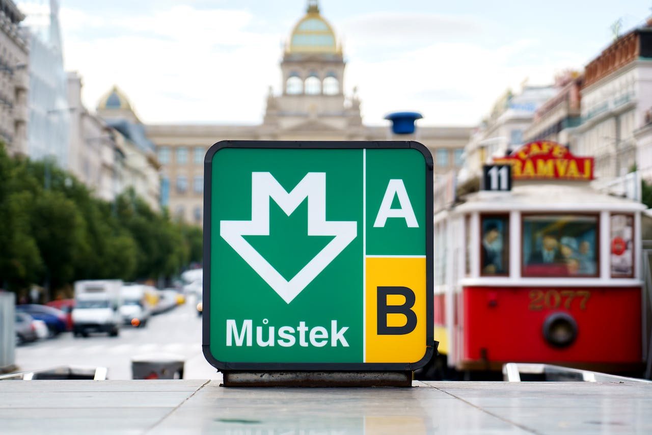 Oznaka za metro u tragu, stanika Mustek