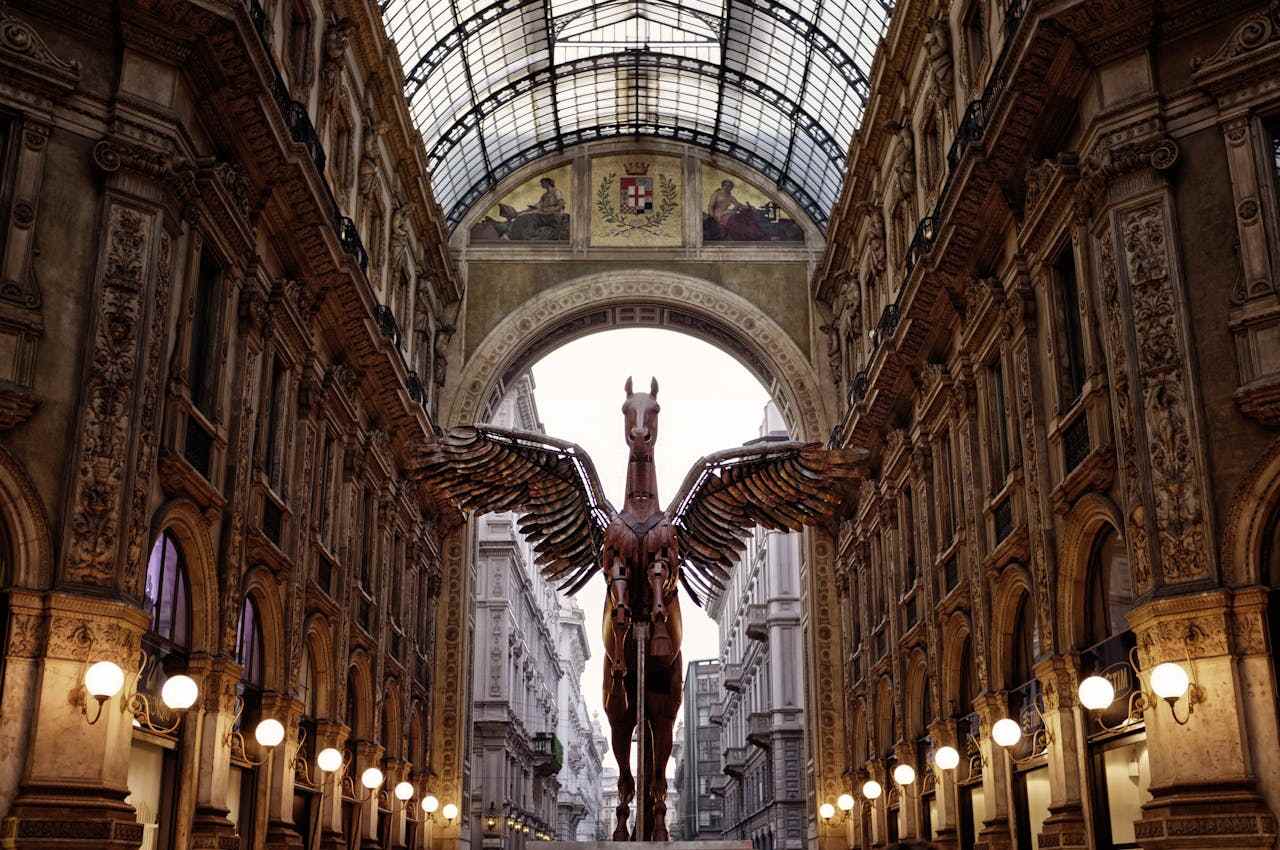 Galerija Vittorio Emanuele u Milanu i skulptura konja sa krilima