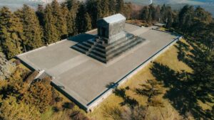 Spomenik Neznanom junaku na Avali uslikan sa visine