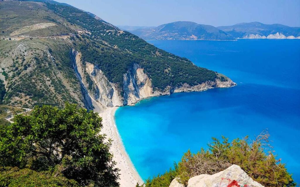 Plaža Mirtos na Kefaloniji slikana sa vidikovca.