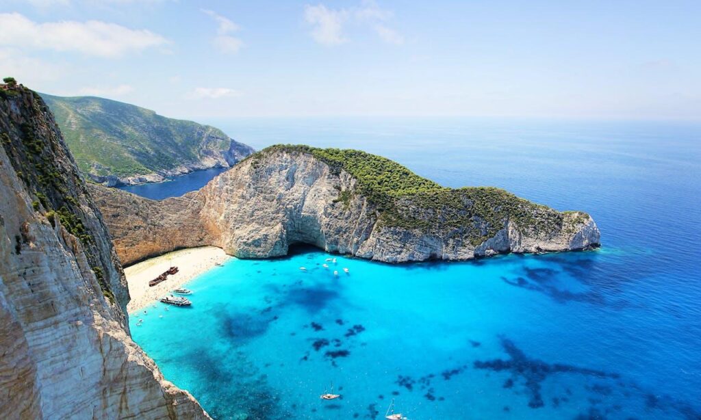 Plaža Navagio na Zakintosu uslikana sa vidikovca