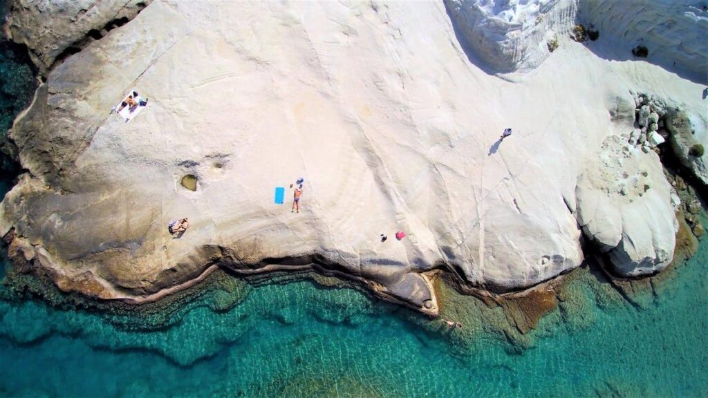 Deo plaže Sarakiniko u Grčkoj, uslikana iz ptičije perspektive