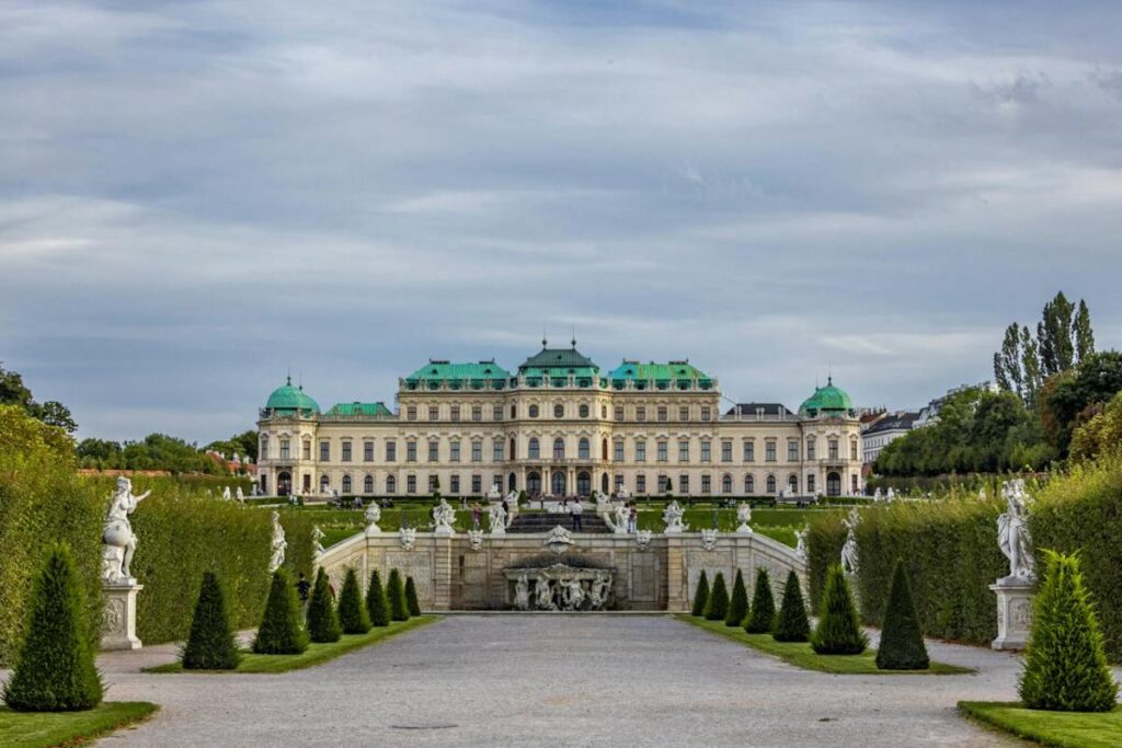 Dvorac Belvedere slikan odozdo