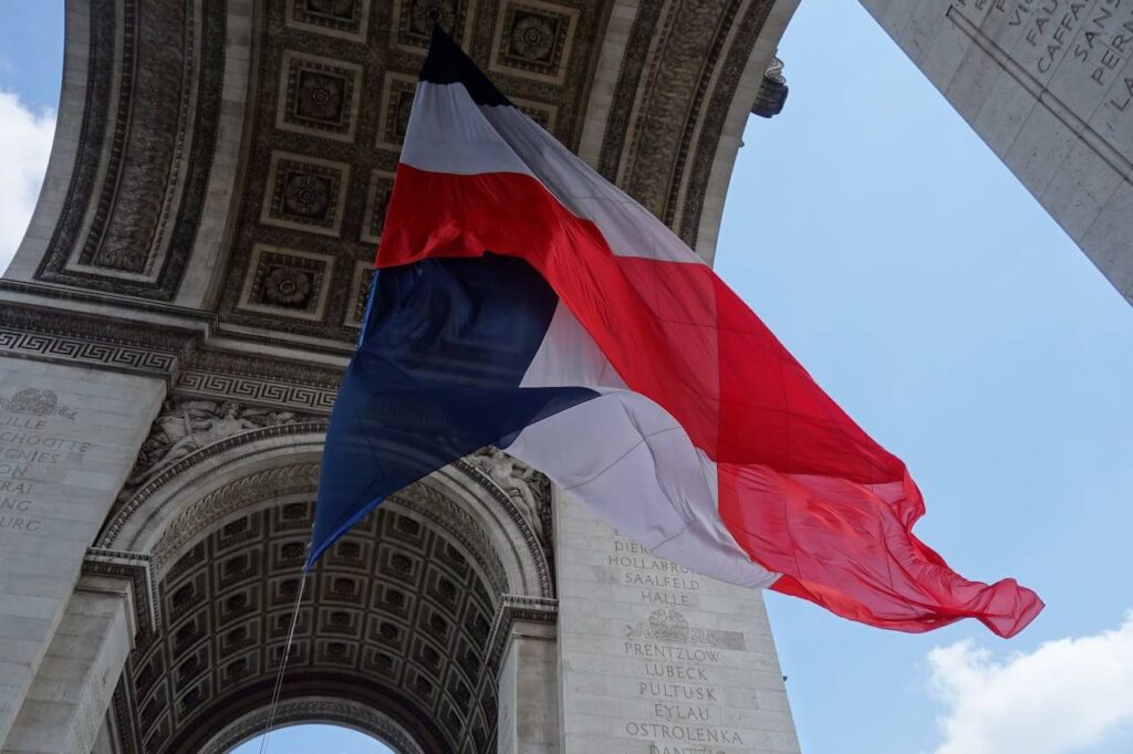 Luk trijumfalne kapije u Parizu i francuska zastava