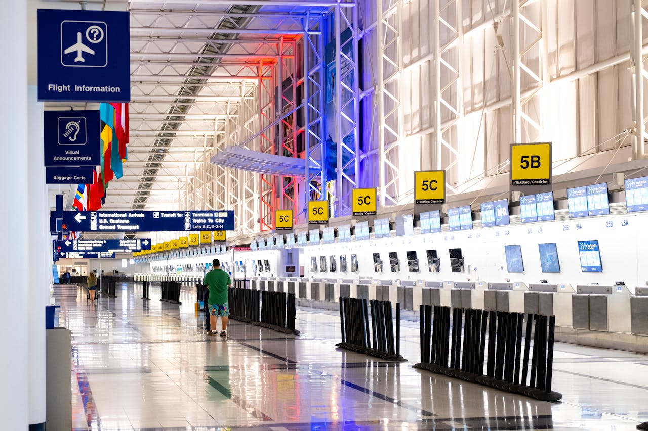 Aerodrom i jedan putnik koji šeta