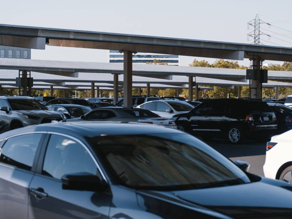 Udaren auto na parkingu – šta raditi?
