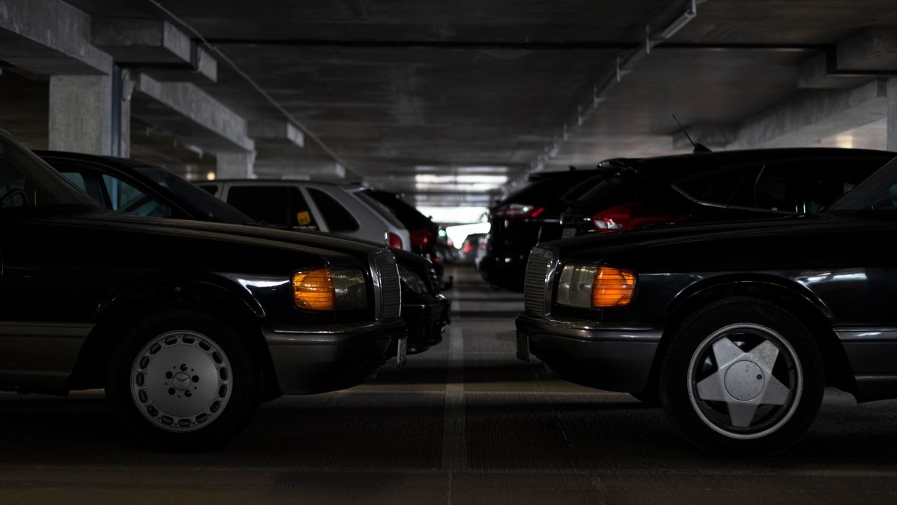 Crni automobili parkirani u garaži